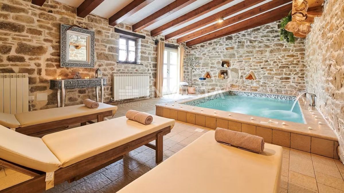 Istria centrale, villa rustica in pietra, area spa, due piscine riscaldate