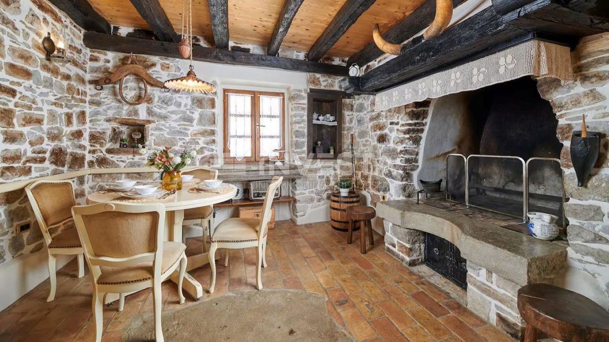 Istria centrale, villa rustica in pietra, area spa, due piscine riscaldate