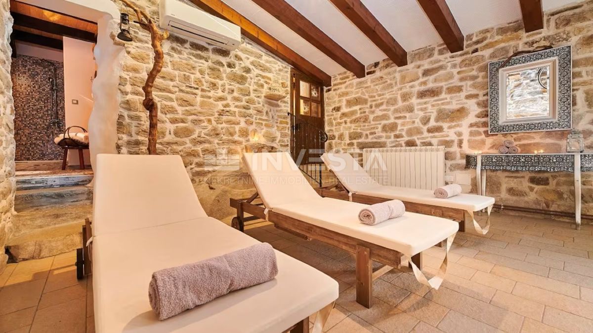 Istria centrale, villa rustica in pietra, area spa, due piscine riscaldate