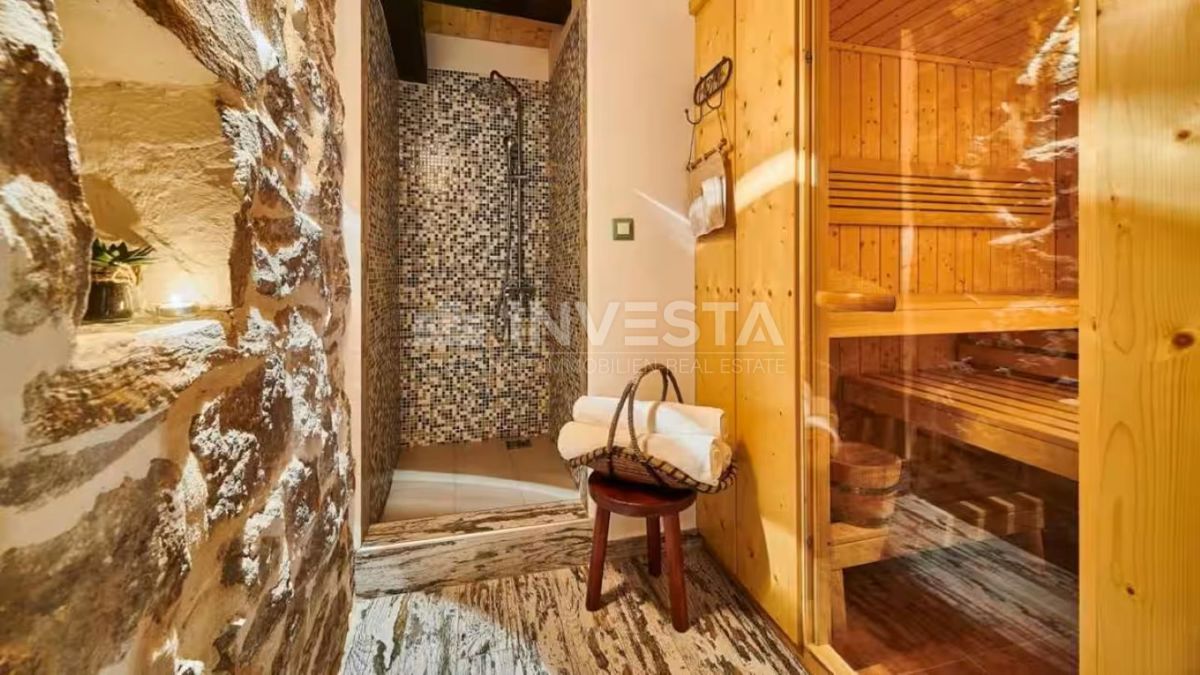 Istria centrale, villa rustica in pietra, area spa, due piscine riscaldate