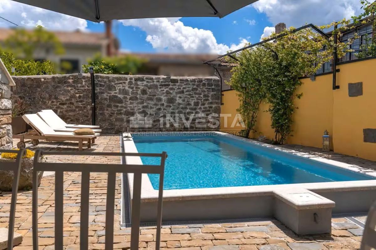 Istria centrale, villa rustica in pietra, area spa, due piscine riscaldate