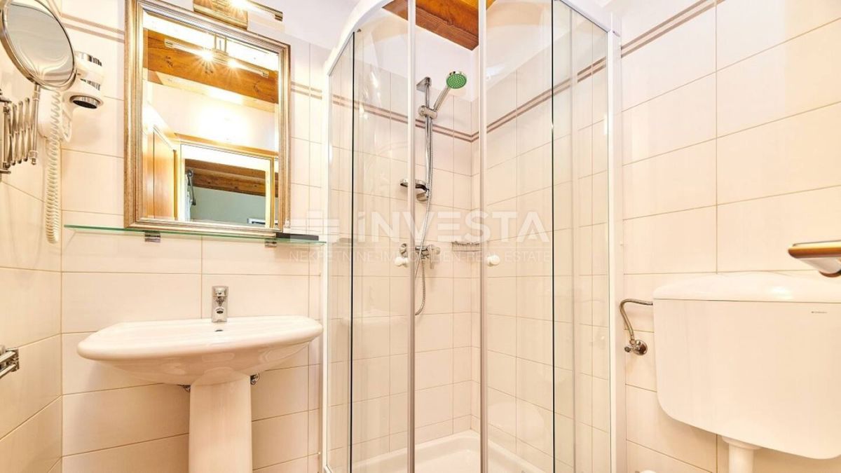 Istria centrale, villa rustica in pietra, area spa, due piscine riscaldate