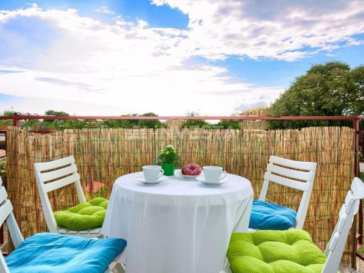 Peroi, casa su tre piani con un ampio giardino, vicino al mare