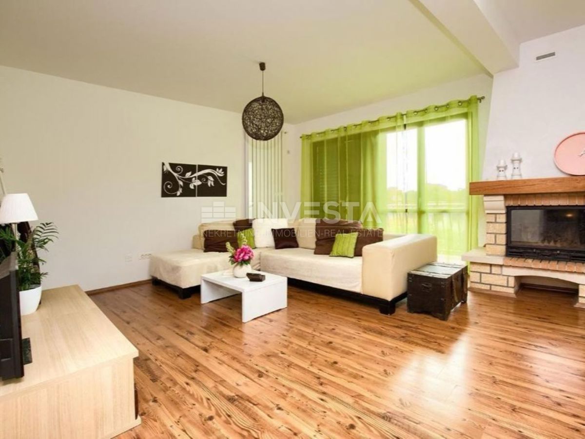 Peroi, casa su tre piani con un ampio giardino, vicino al mare