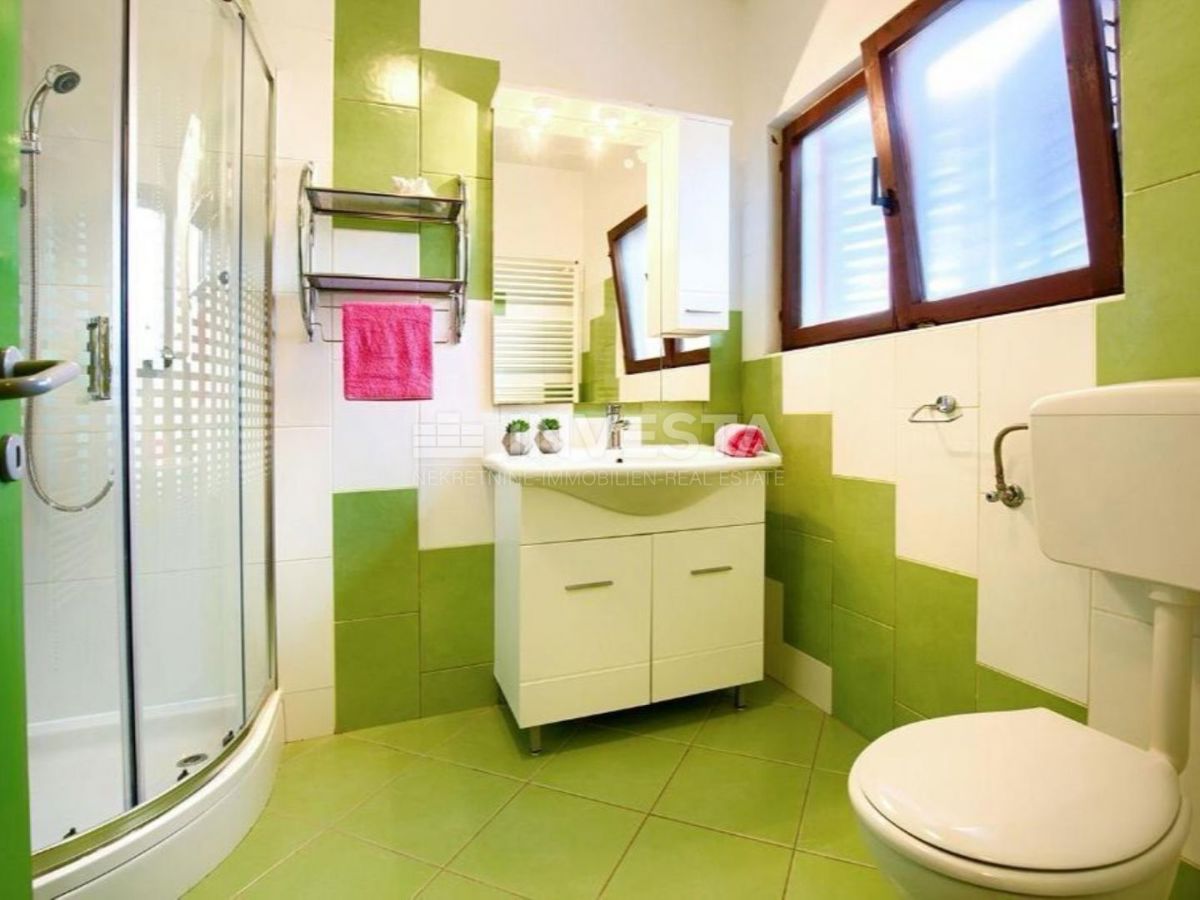 Peroi, casa su tre piani con un ampio giardino, vicino al mare