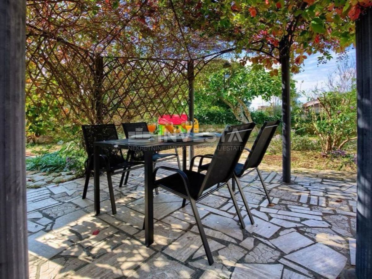 Peroi, casa su tre piani con un ampio giardino, vicino al mare