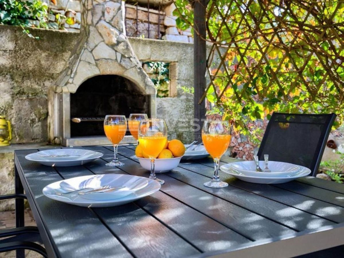 Peroi, casa su tre piani con un ampio giardino, vicino al mare