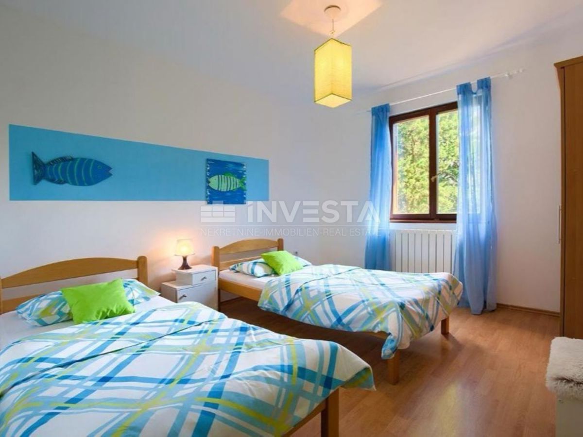 Peroi, casa su tre piani con un ampio giardino, vicino al mare