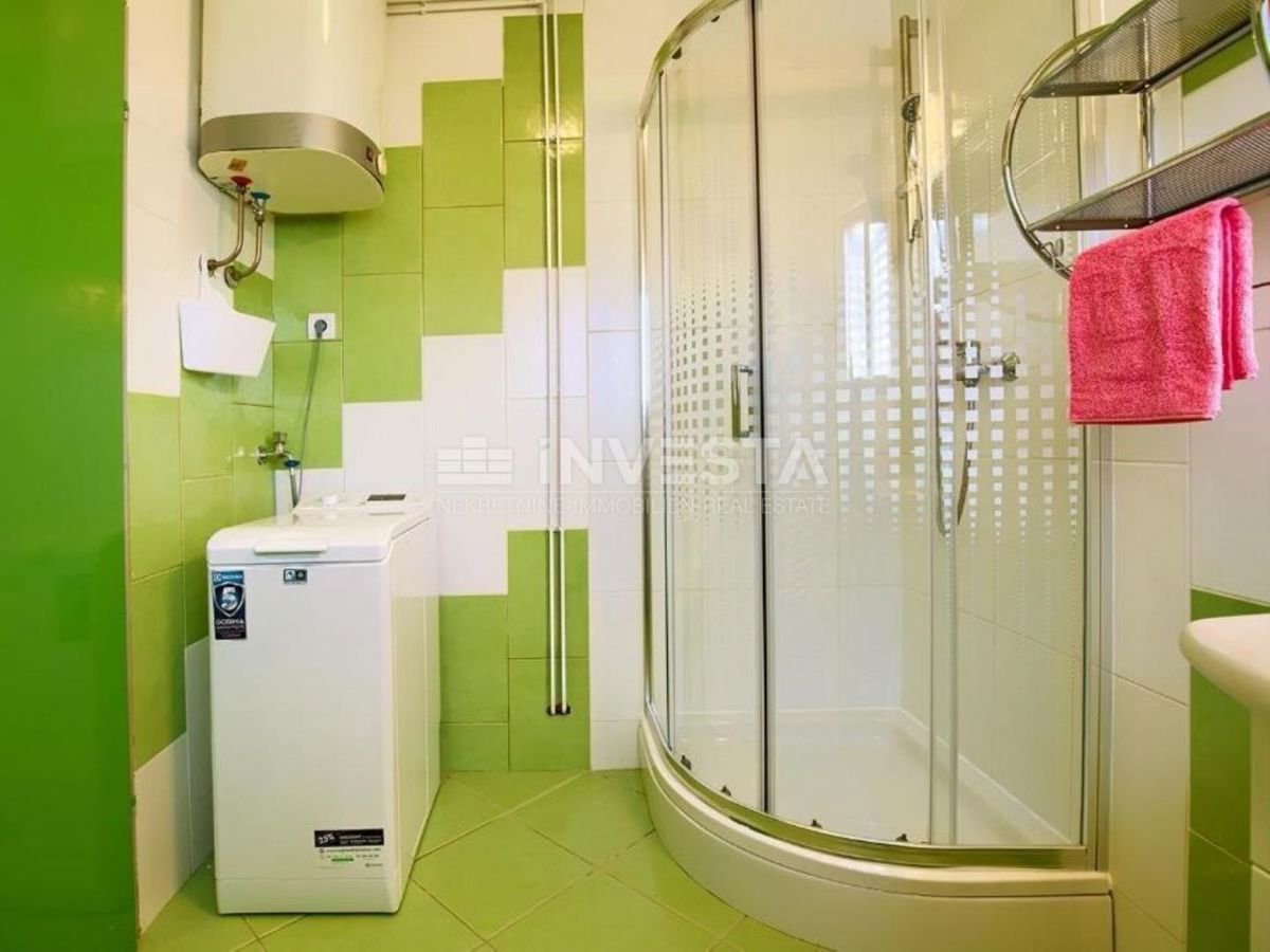 Peroi, casa su tre piani con un ampio giardino, vicino al mare