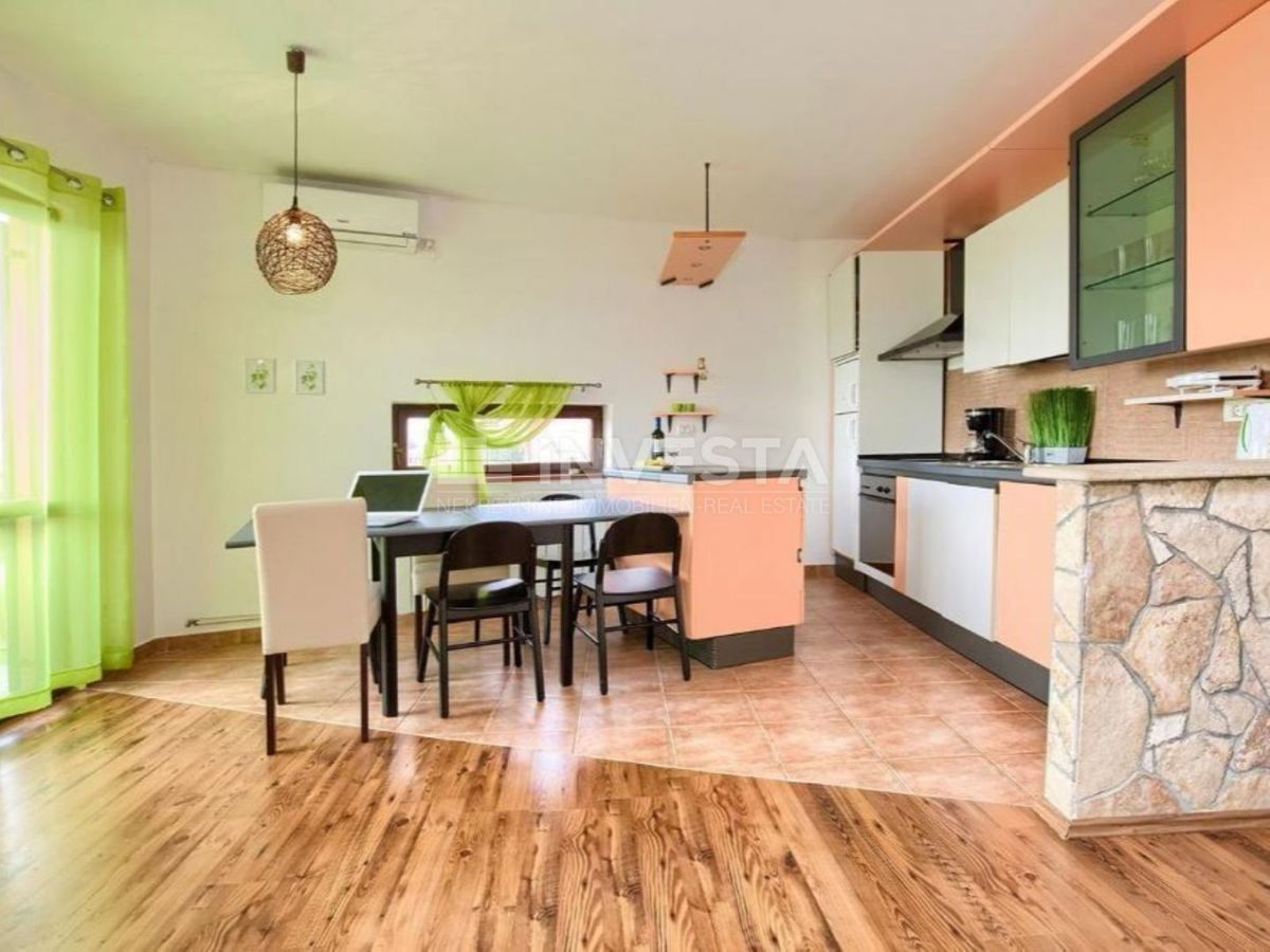 Peroi, casa su tre piani con un ampio giardino, vicino al mare