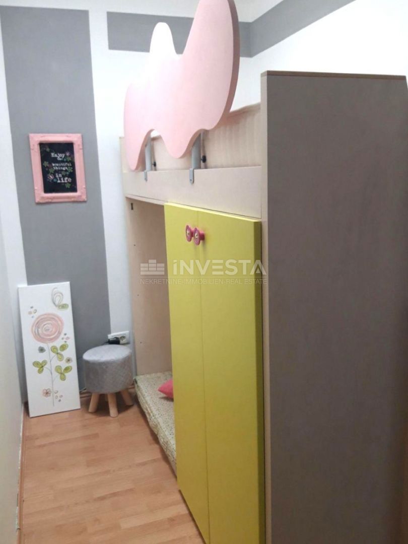 Peroi, casa su tre piani con un ampio giardino, vicino al mare