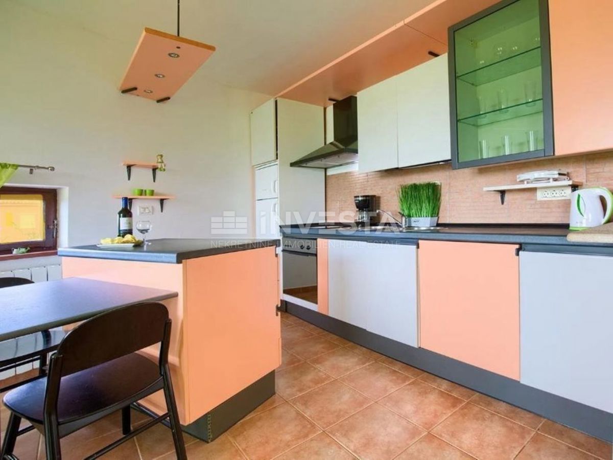 Peroi, casa su tre piani con un ampio giardino, vicino al mare