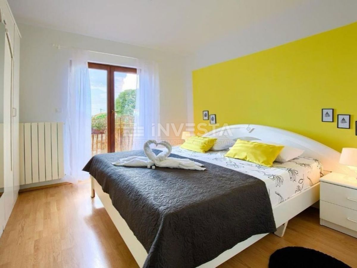 Peroi, casa su tre piani con un ampio giardino, vicino al mare