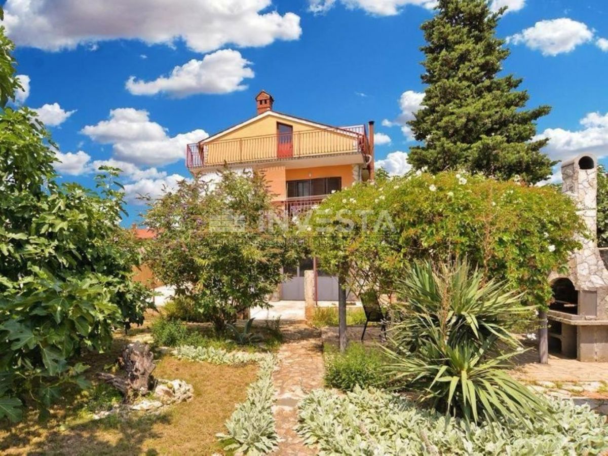 Peroi, casa su tre piani con un ampio giardino, vicino al mare