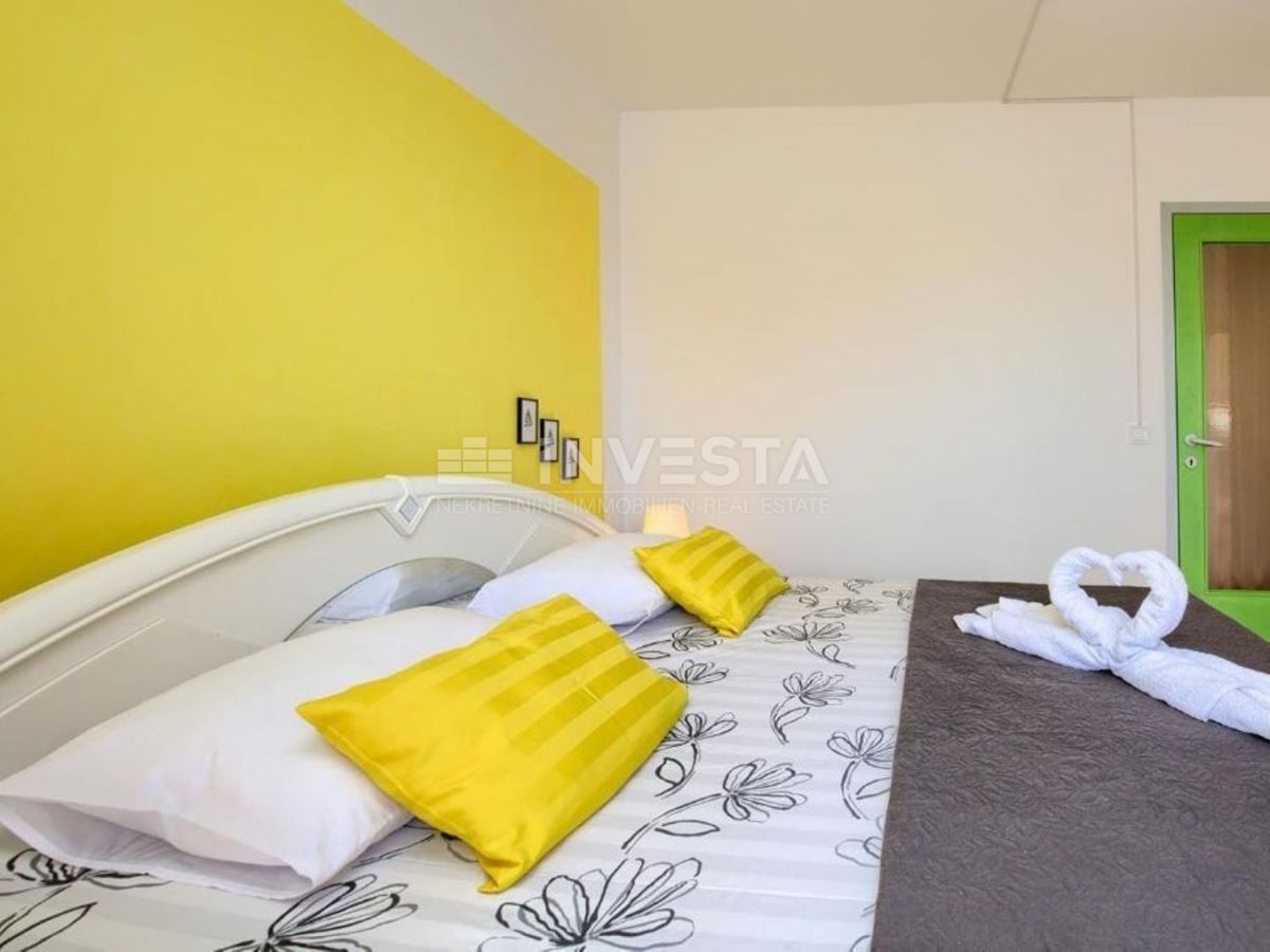 Peroi, casa su tre piani con un ampio giardino, vicino al mare