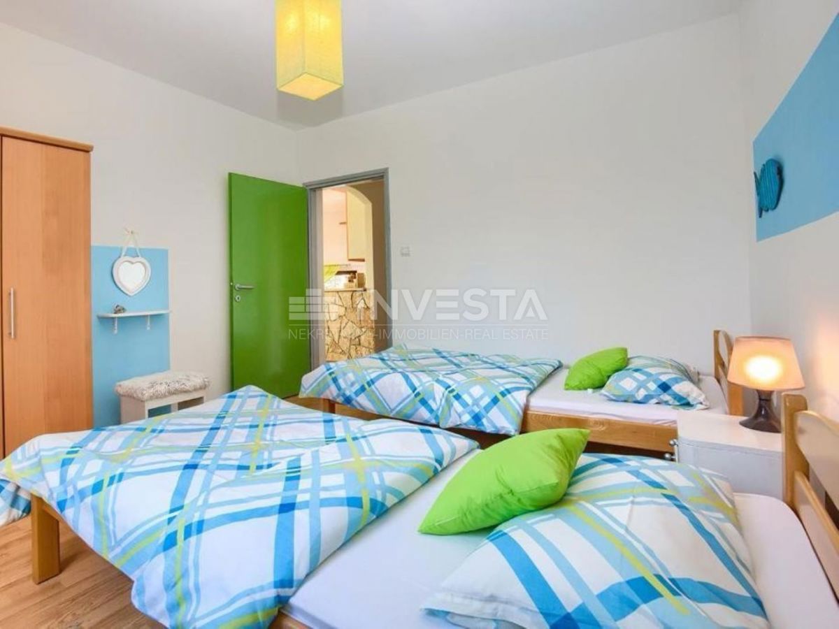 Peroi, casa su tre piani con un ampio giardino, vicino al mare