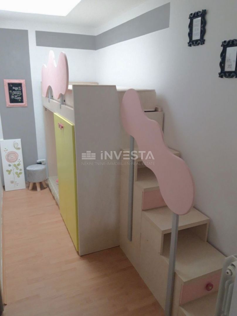 Peroi, casa su tre piani con un ampio giardino, vicino al mare