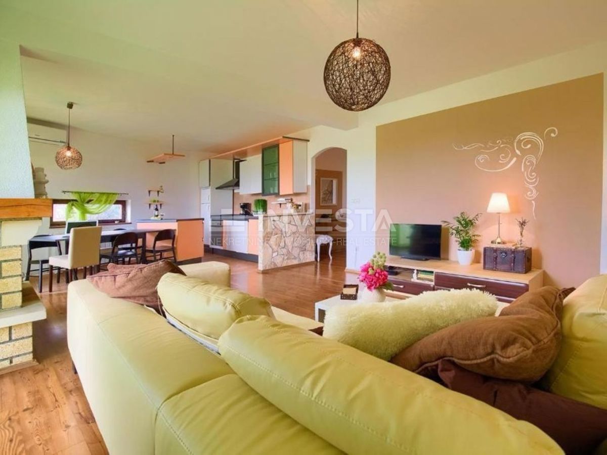 Peroi, casa su tre piani con un ampio giardino, vicino al mare