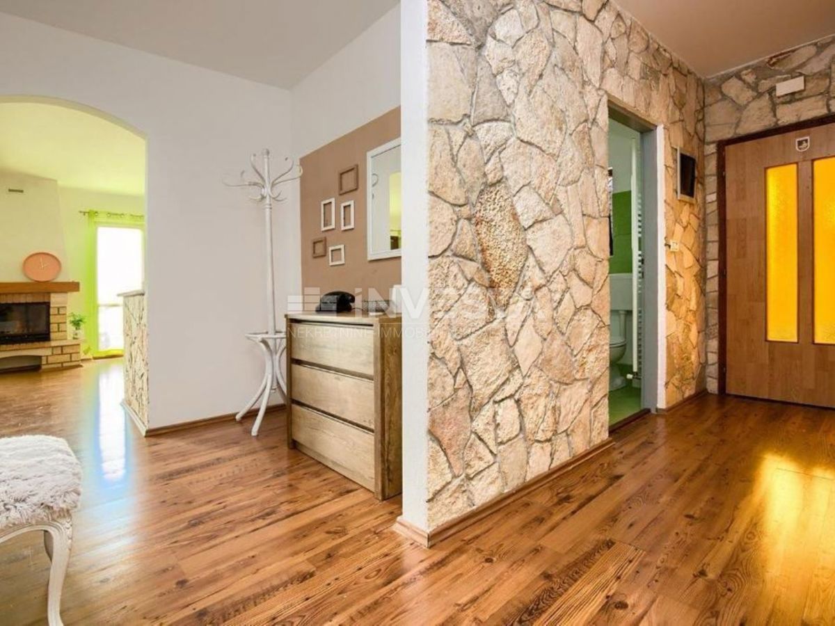 Peroi, casa su tre piani con un ampio giardino, vicino al mare