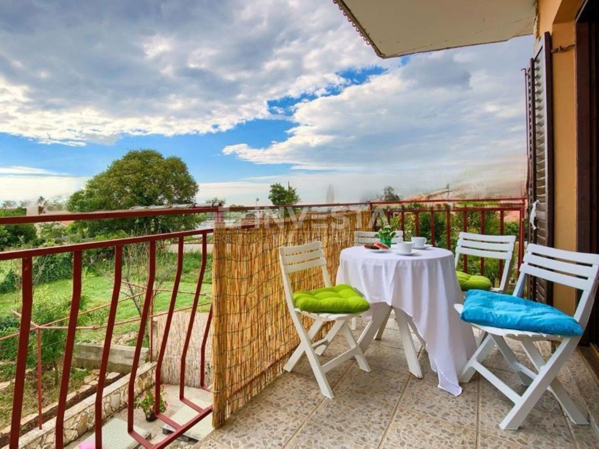 Peroi, casa su tre piani con un ampio giardino, vicino al mare