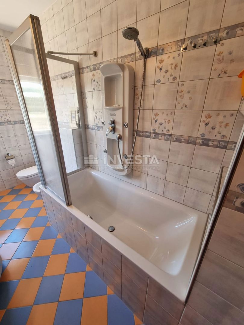 Fasana, appartamento eccezionale vicino alla spiaggia, giardino, terrazza e parcheggio