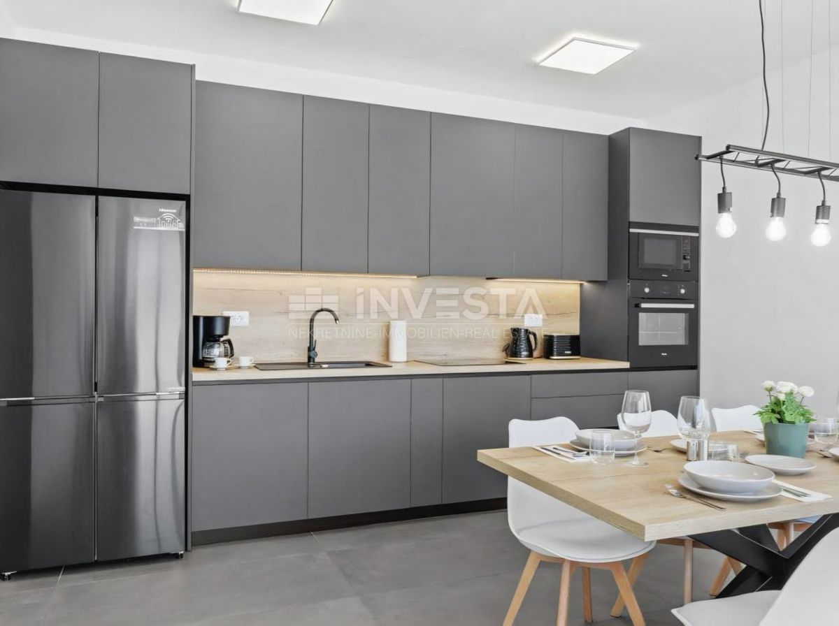 Zona di Vodnjan, villa moderna con piscina e impianto solare