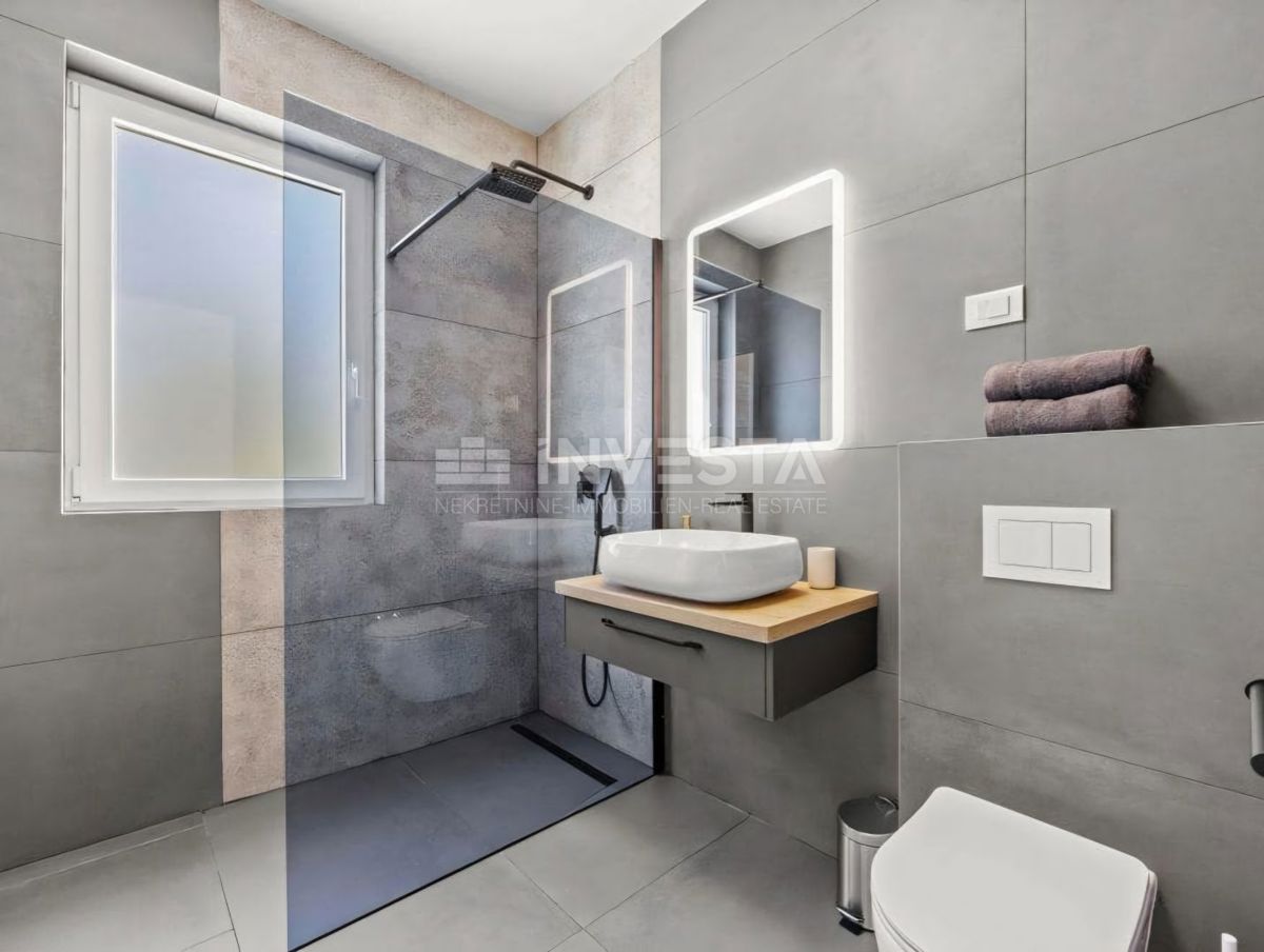 Zona di Vodnjan, villa moderna con piscina e impianto solare