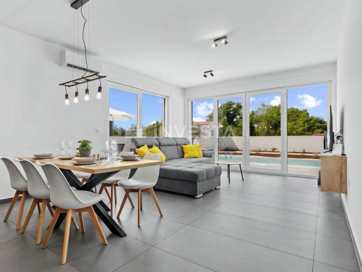 Zona di Vodnjan, villa moderna con piscina e impianto solare