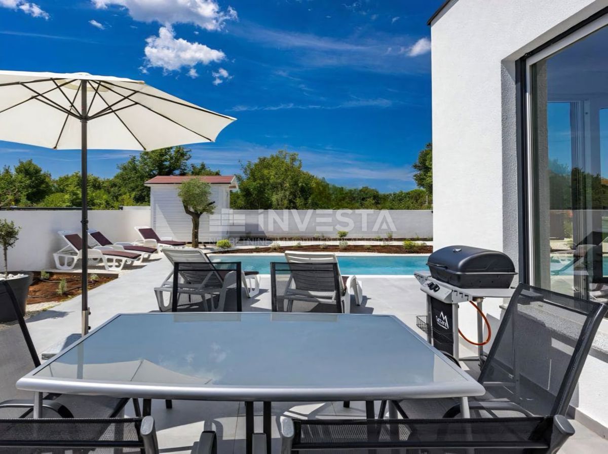 Zona di Vodnjan, villa moderna con piscina e impianto solare