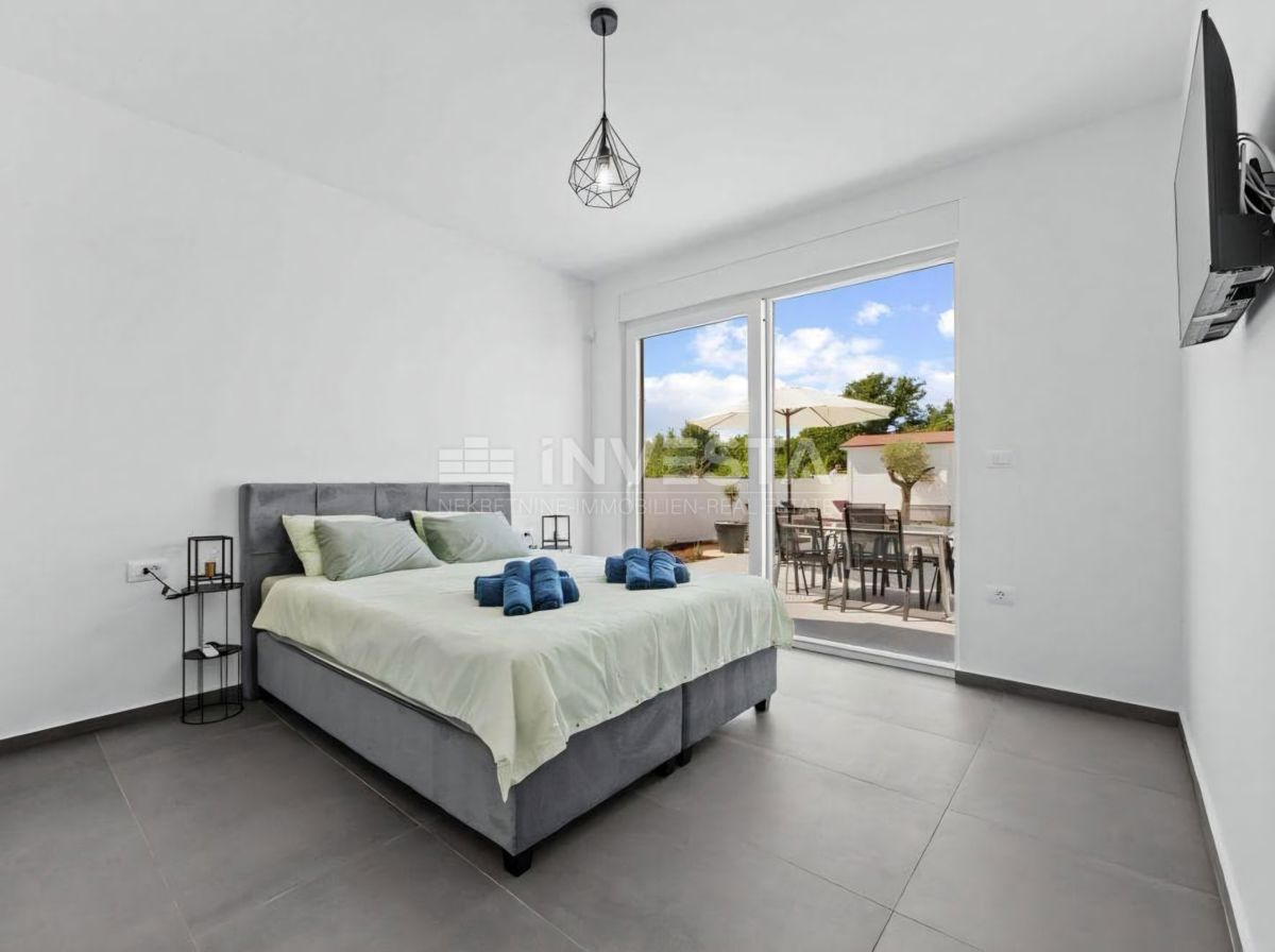 Zona di Vodnjan, villa moderna con piscina e impianto solare