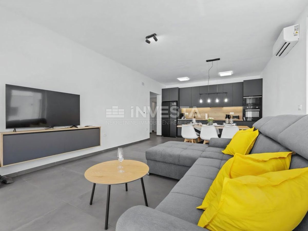 Zona di Vodnjan, villa moderna con piscina e impianto solare