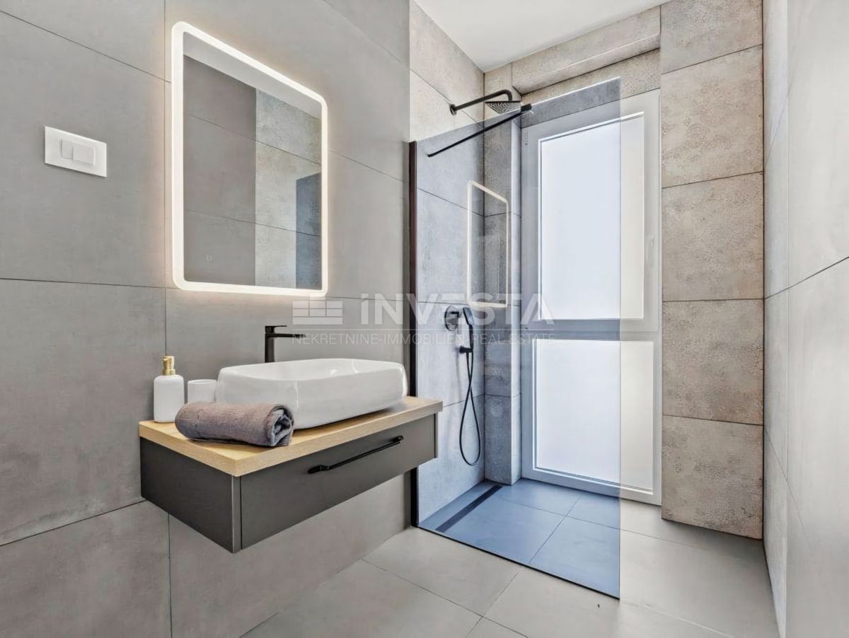 Zona di Vodnjan, villa moderna con piscina e impianto solare