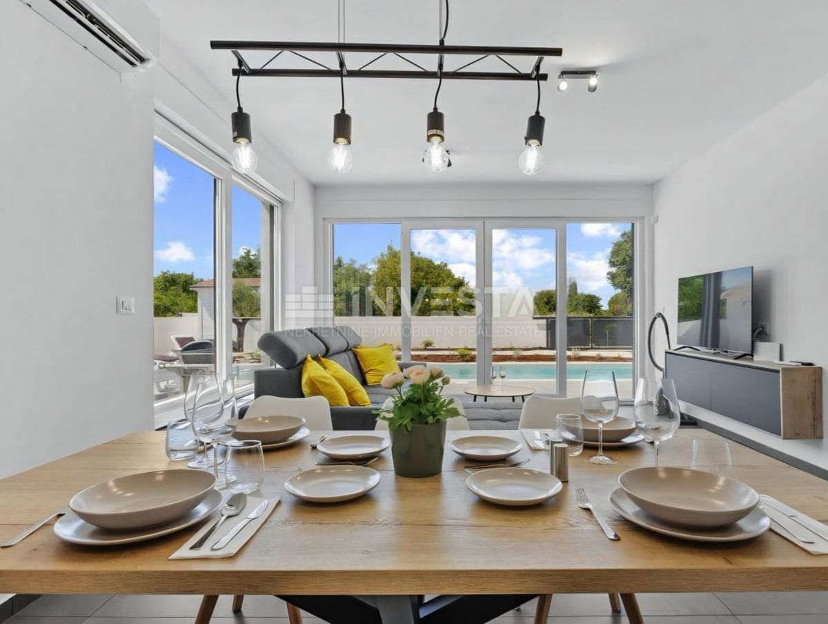 Zona di Vodnjan, villa moderna con piscina e impianto solare