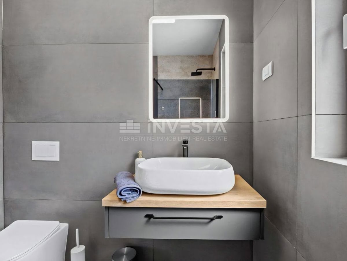 Zona di Vodnjan, villa moderna con piscina e impianto solare