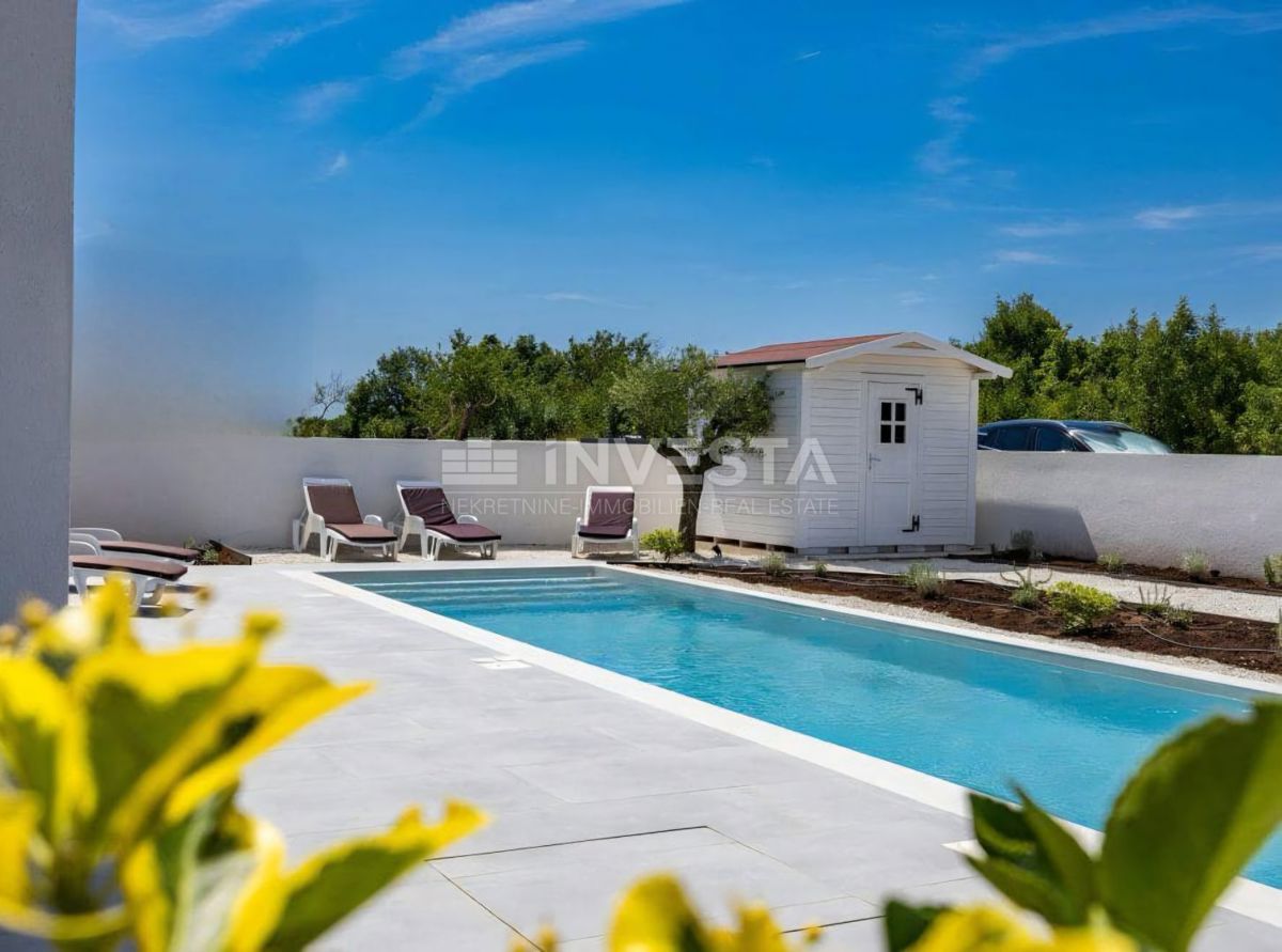 Zona di Vodnjan, villa moderna con piscina e impianto solare