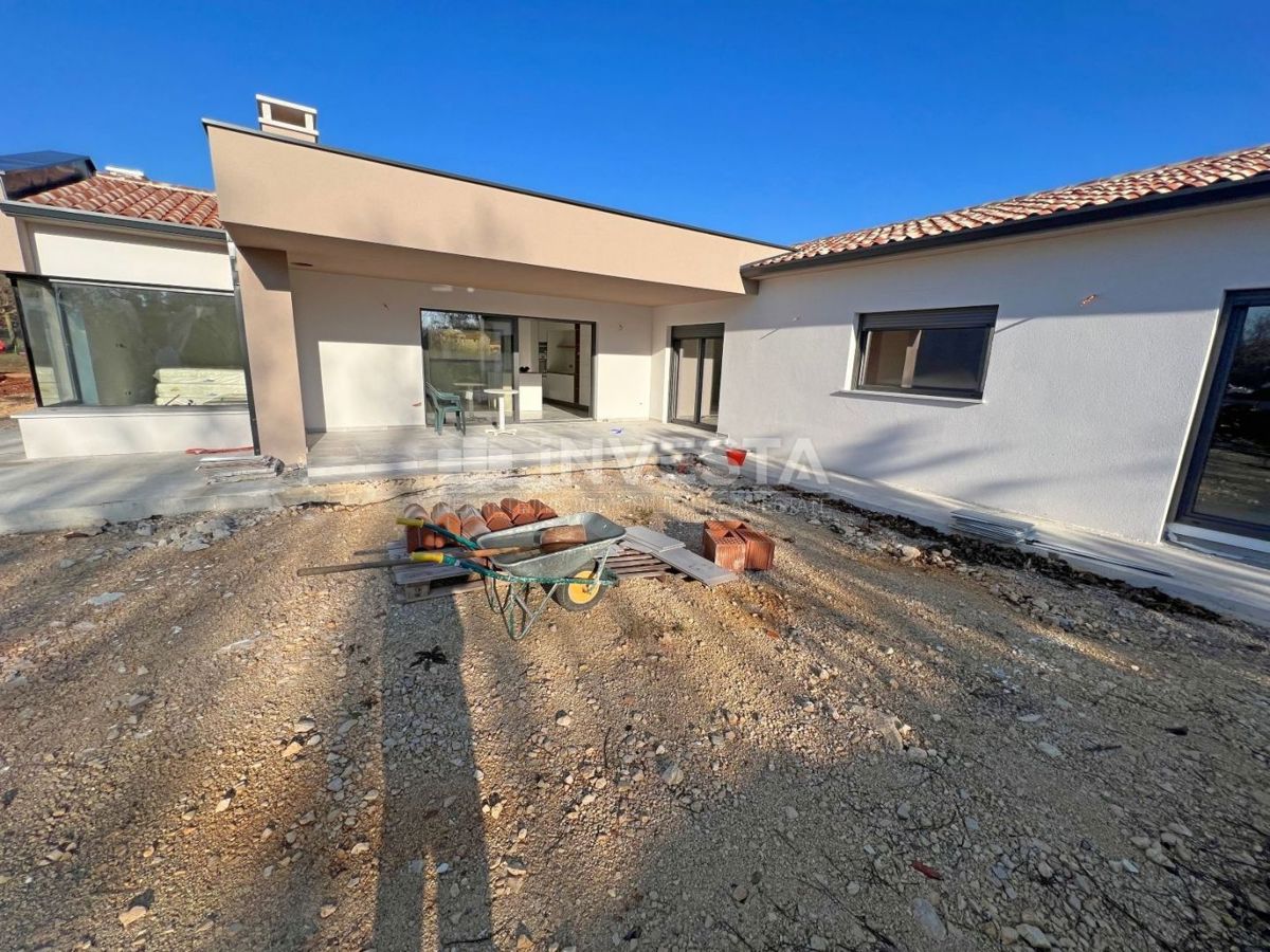 Dintorni di Labina, casa moderna ad un piano di nuova costruzione, 137 m2, 3 camere da letto