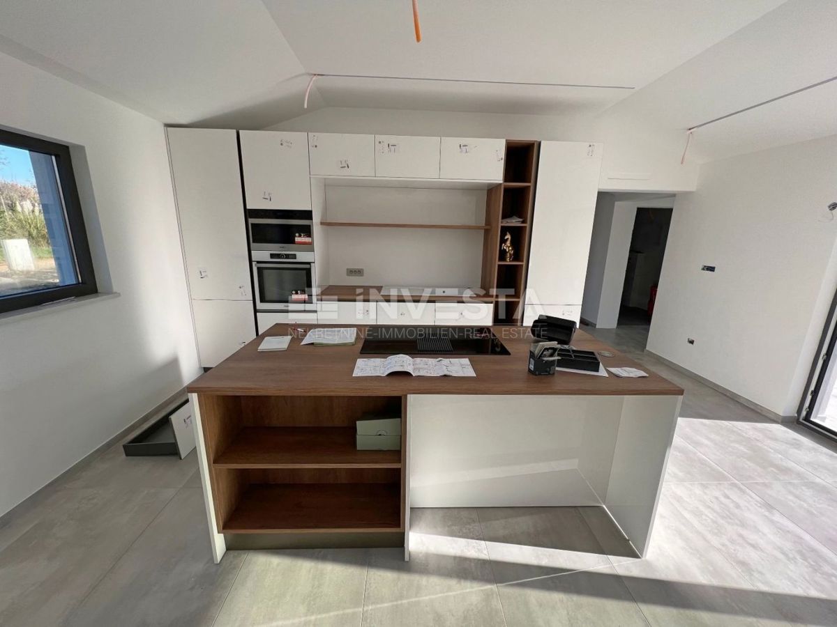 Dintorni di Labina, casa moderna ad un piano di nuova costruzione, 137 m2, 3 camere da letto