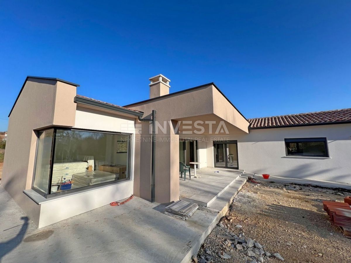 Dintorni di Labina, casa moderna ad un piano di nuova costruzione, 137 m2, 3 camere da letto