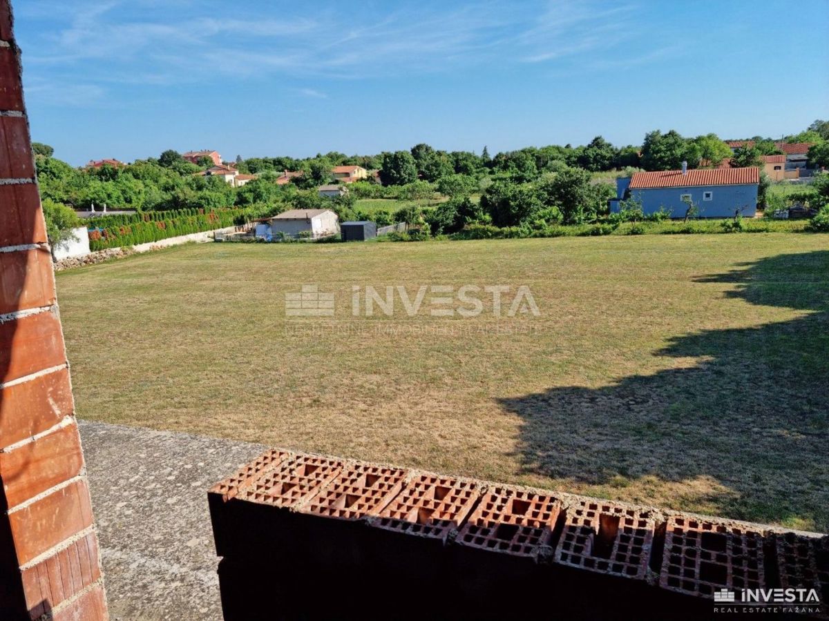 Šišan, casa in costruzione con giardino