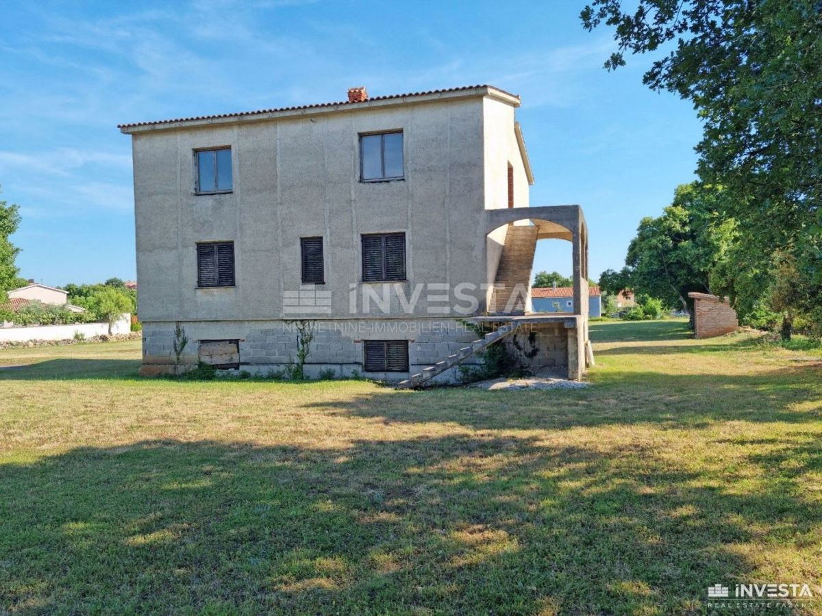 Šišan, casa in costruzione con giardino