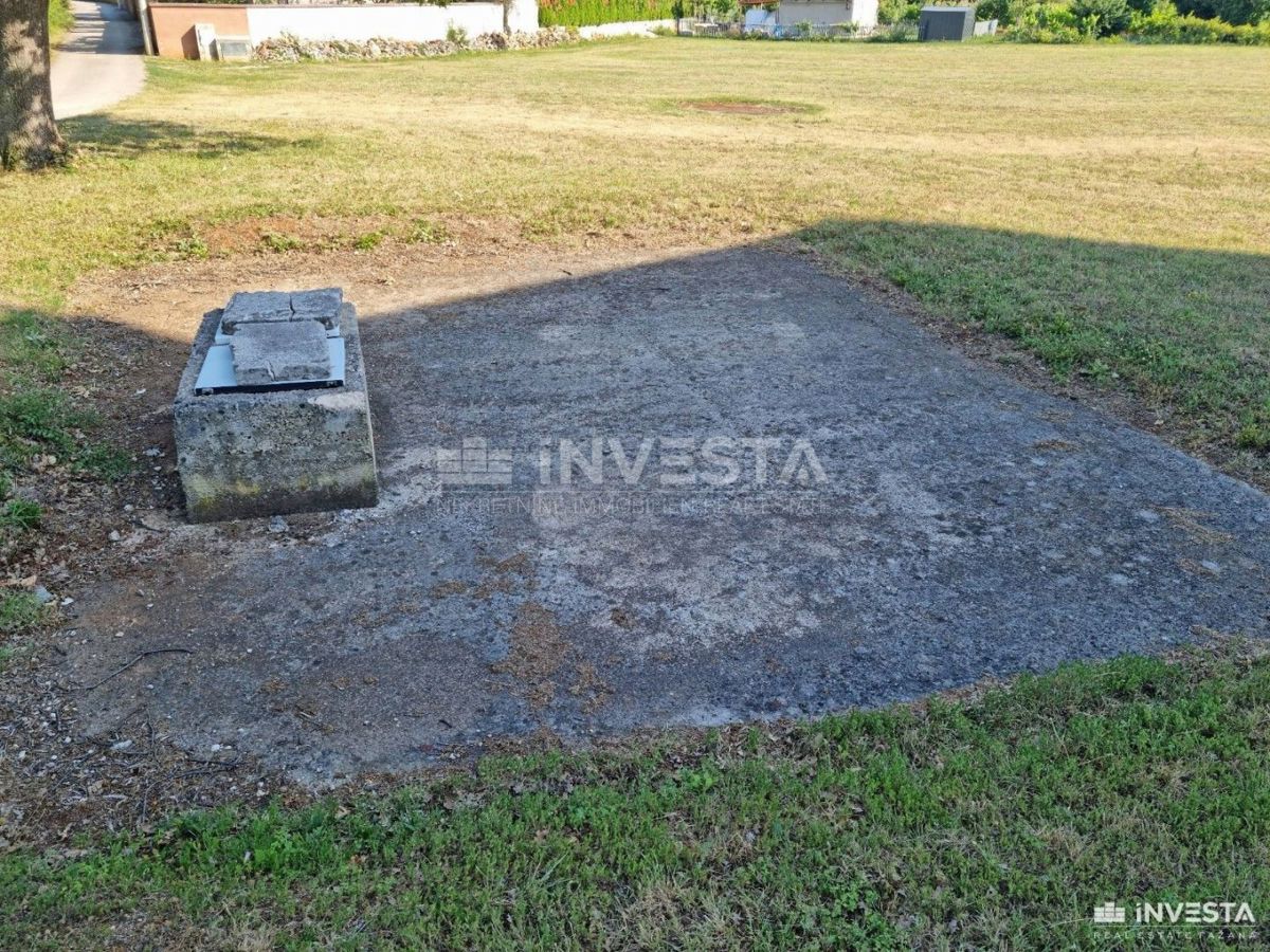 Šišan, casa in costruzione con giardino