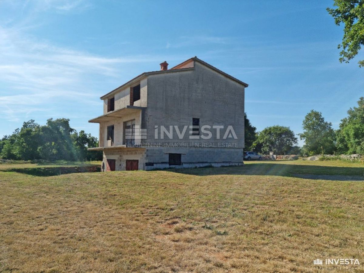 Šišan, casa in costruzione con giardino