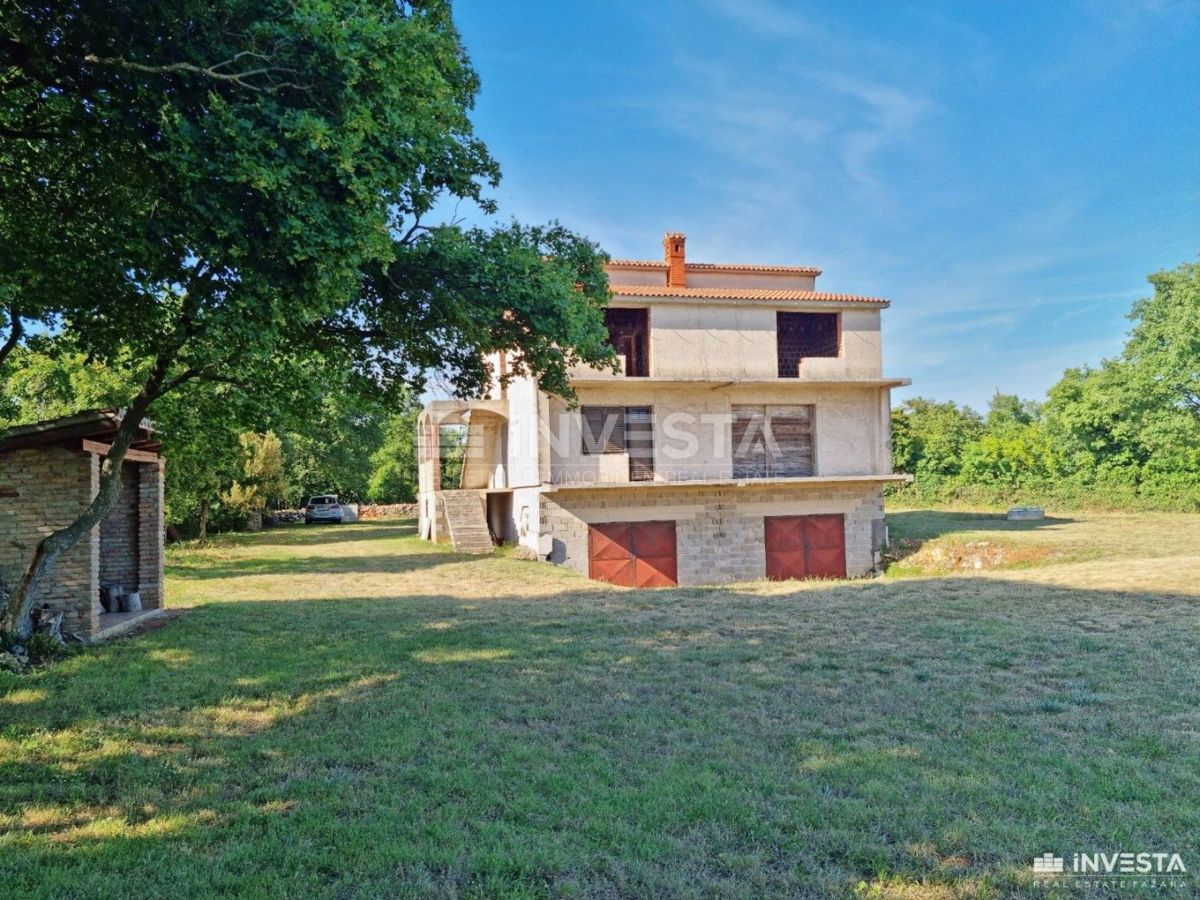 Šišan, casa in costruzione con giardino