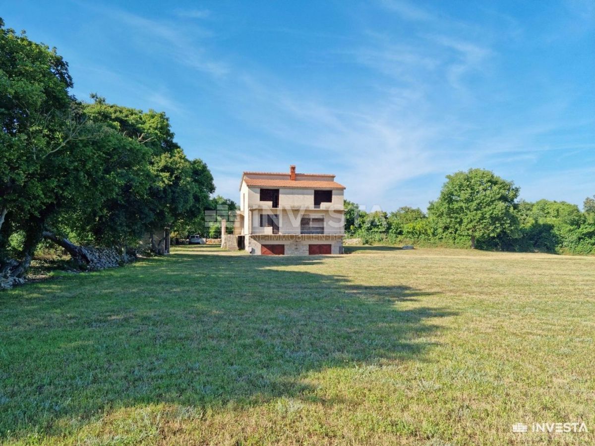 Šišan, casa in costruzione con giardino