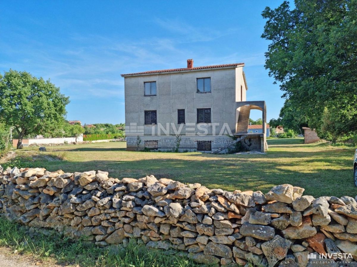 Šišan, casa in costruzione con giardino