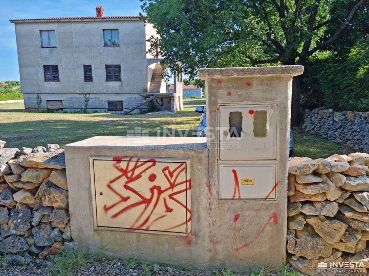 Šišan, casa in costruzione con giardino