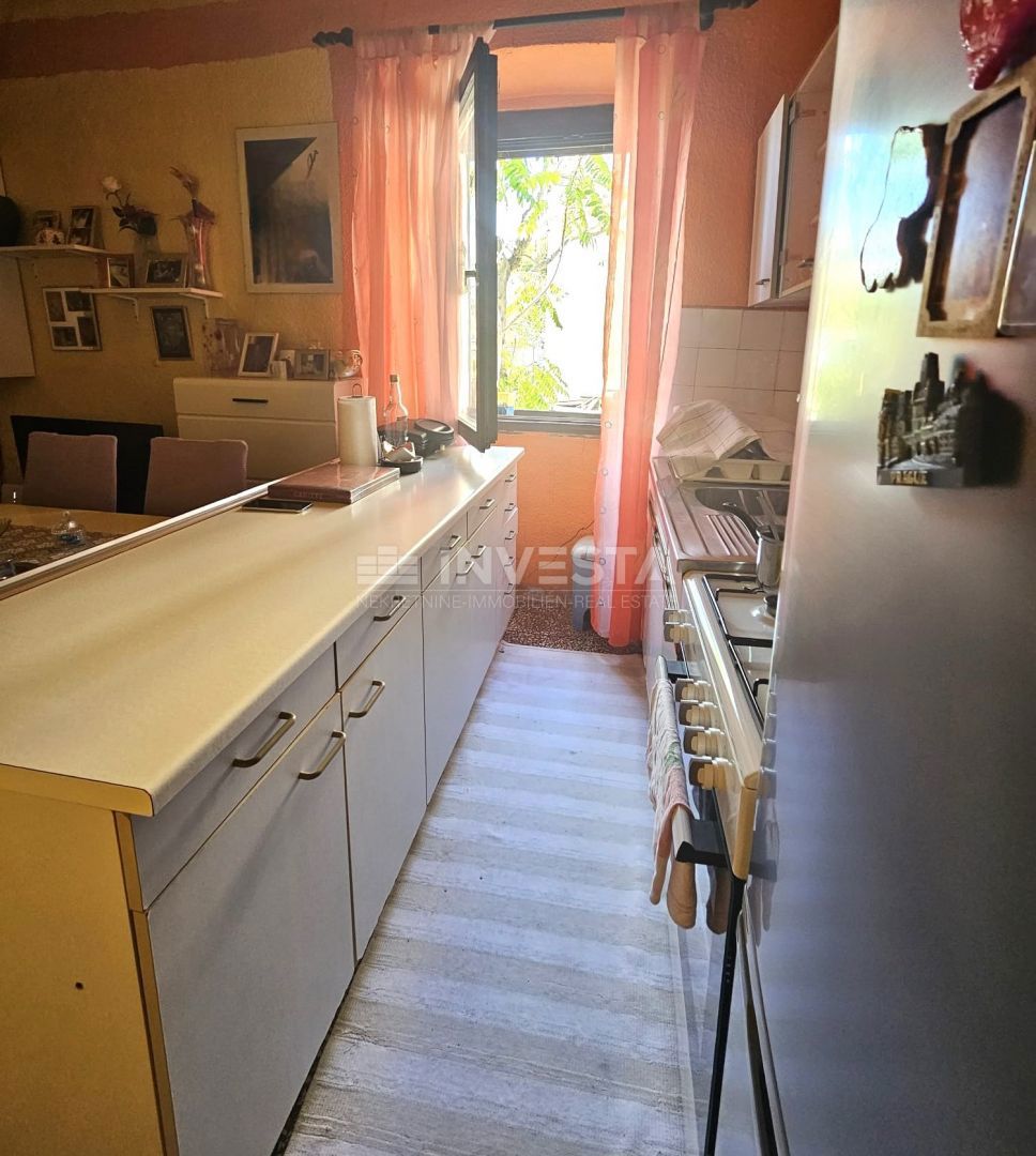 Ampio appartamento con 3 camere da letto e posto auto, Pola