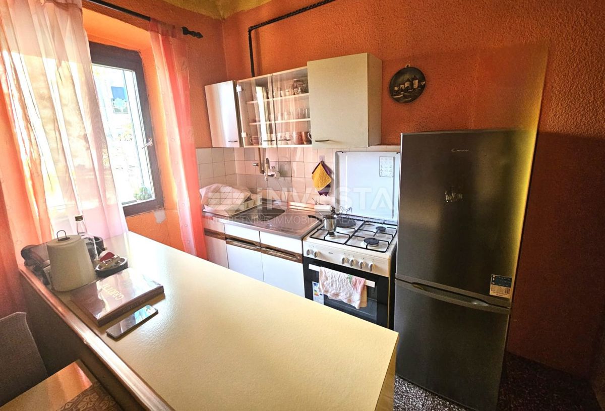 Ampio appartamento con 3 camere da letto e posto auto, Pola