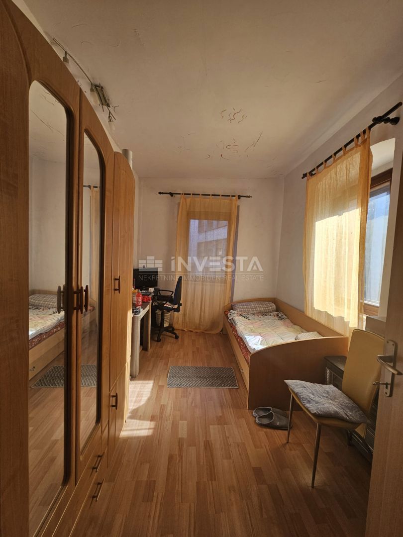 Ampio appartamento con 3 camere da letto e posto auto, Pola