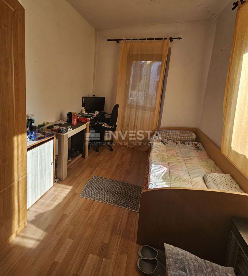 Ampio appartamento con 3 camere da letto e posto auto, Pola